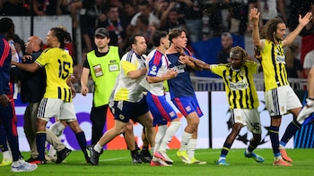 Escándalo en la Champions: un jugador del Fenerbahçe provocó con gestos obscenos y un hincha del Lyon lo atacó a patadas en el túnel
