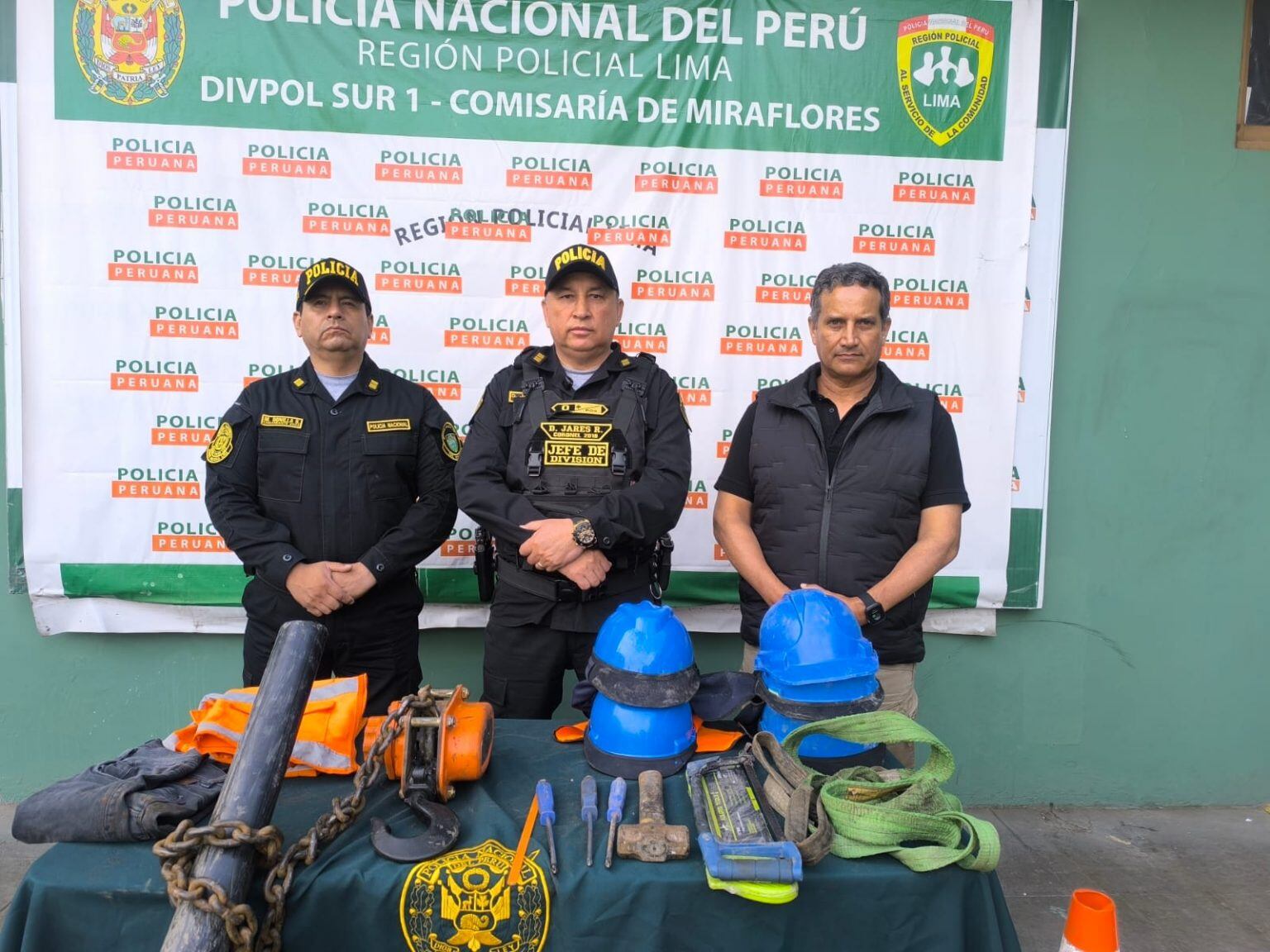Entre lo incautado a los detenidos se encontraron cables de cobre valorizados en aproximadamente 80 mil soles, además de herramientas utilizadas para cometer los robos. Foto: Municipalidad de Miraflores