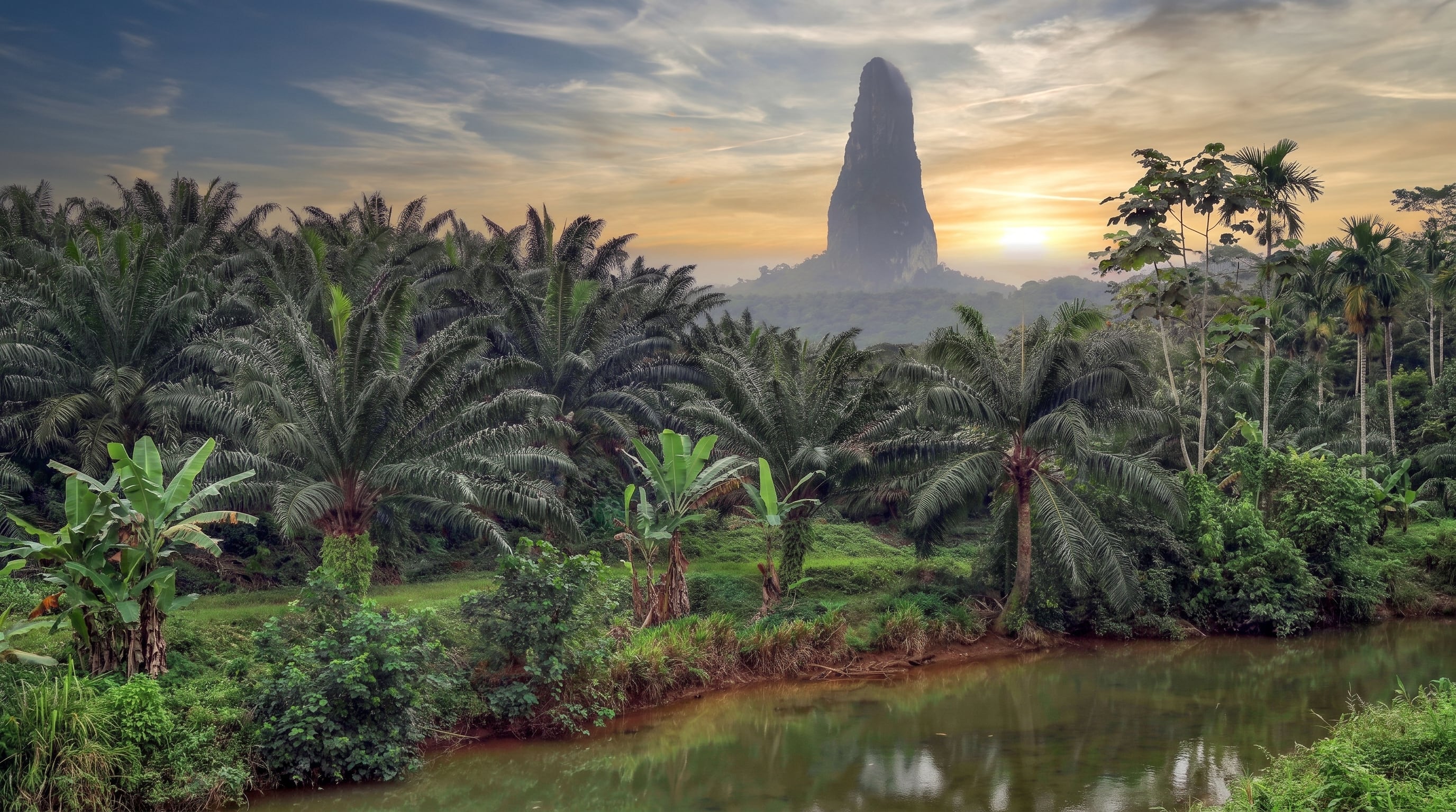 El Pico Cão Grande en Santo Tomé y Príncipe es un tapón volcánico de 663 metros que sobresale sobre la selva del golfo de Guinea (Imagen Ilustrativa Infobae)