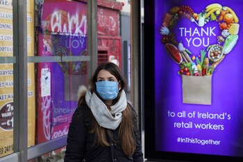 Una mujer espera por el