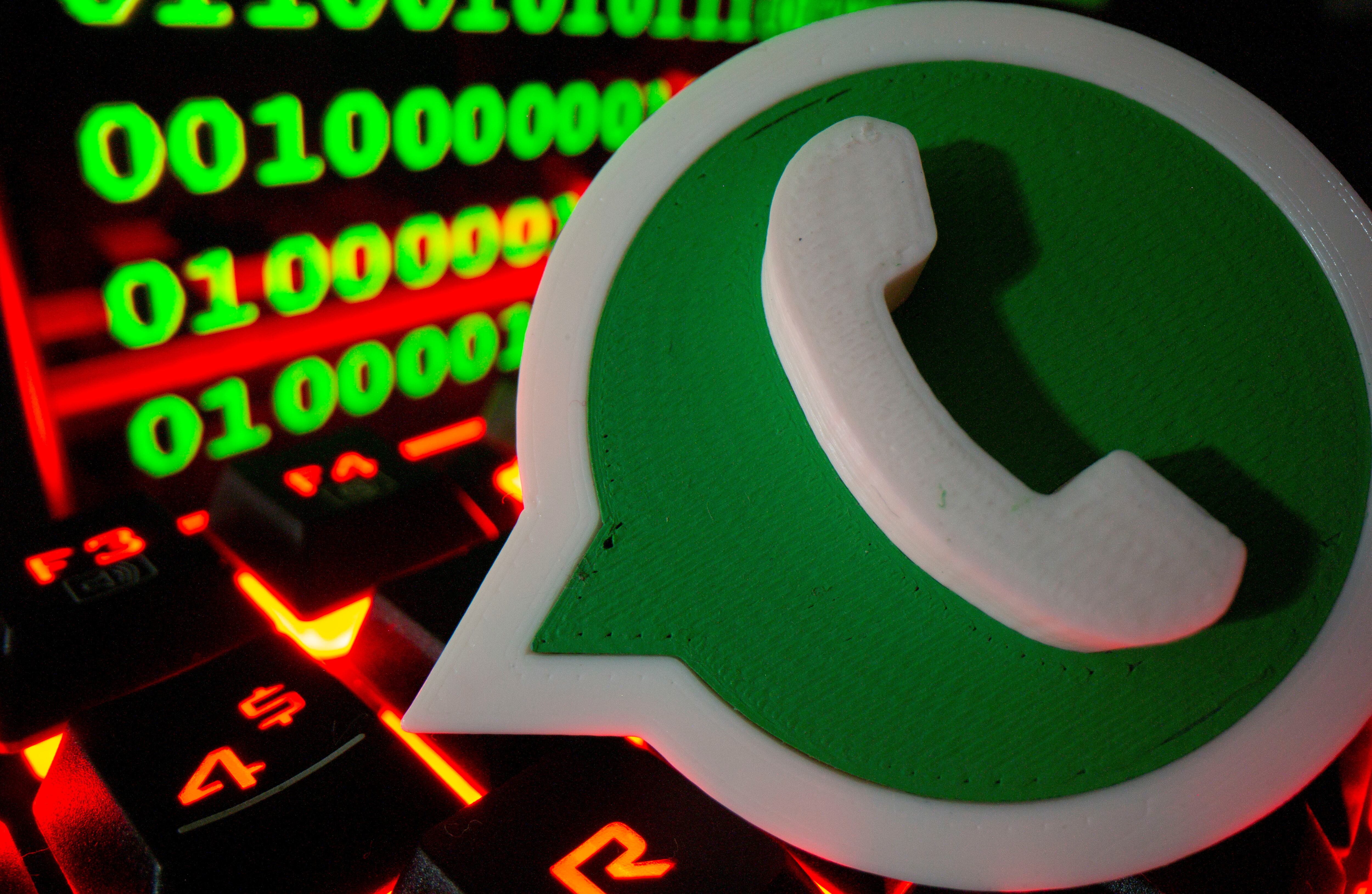 La manipulación emocional y la urgencia son claves en las estafas por WhatsApp. (REUTERS/Dado Ruvic/Illustration/File Photo)