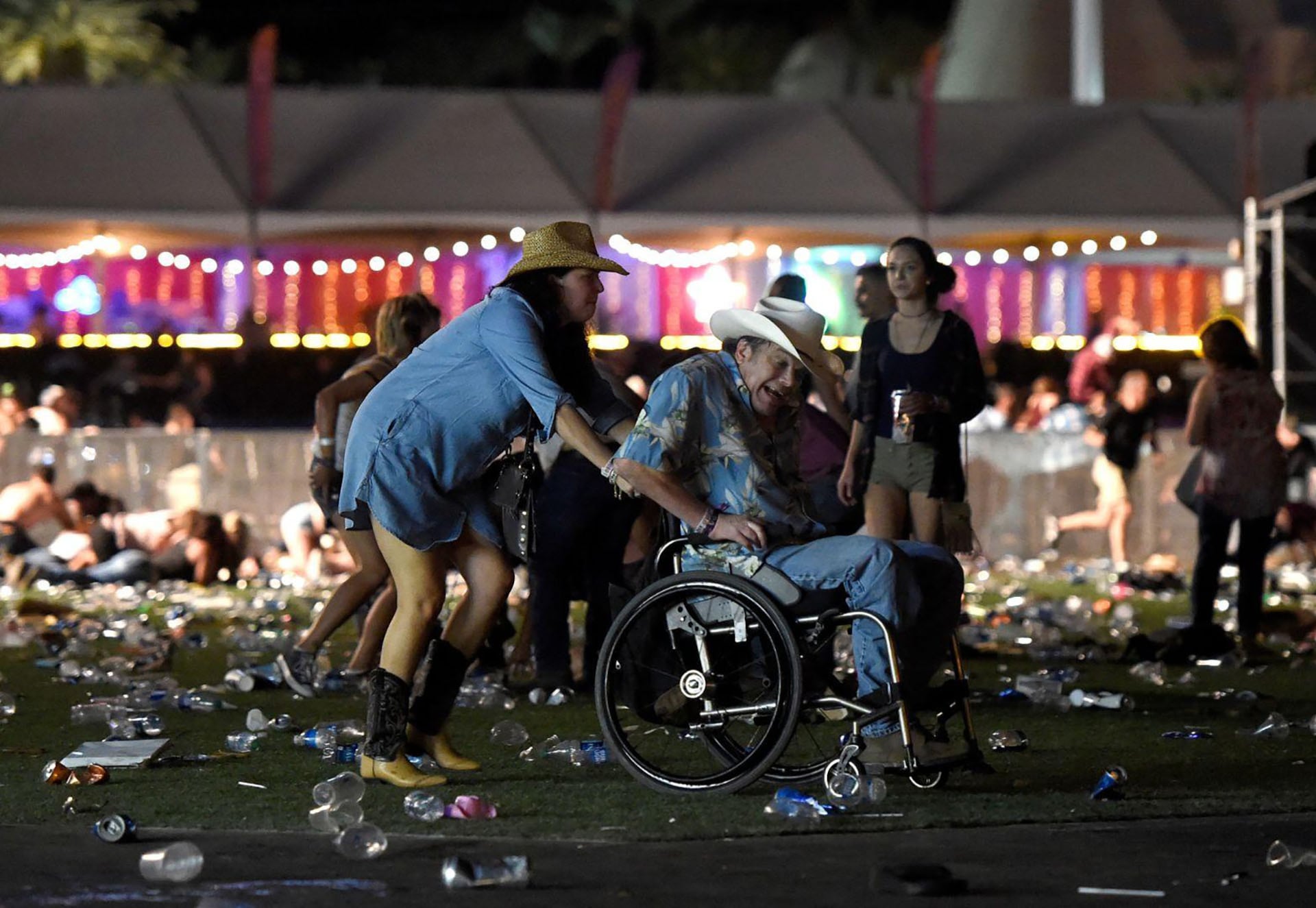 El conteo oficial de víctimas mortales alcanzó las 60 personas tras el fallecimiento posterior de dos mujeres heridas en el ataque en Las Vegas. Más de 500 personas resultaron heridas (David Becker)