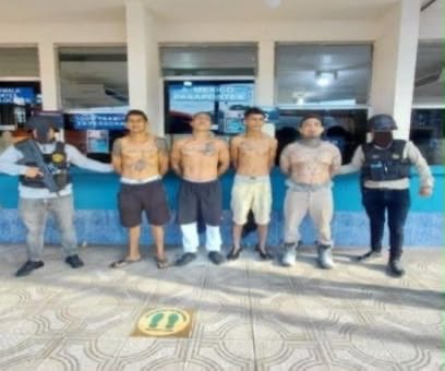 El Salvador recibió a cinco capturados en México (Foto divulgada por el ministro de Seguridad de El Salvador, Gustavo Villatoro)