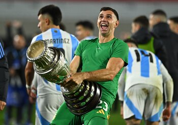 El Dibu Martínez celebró junto
