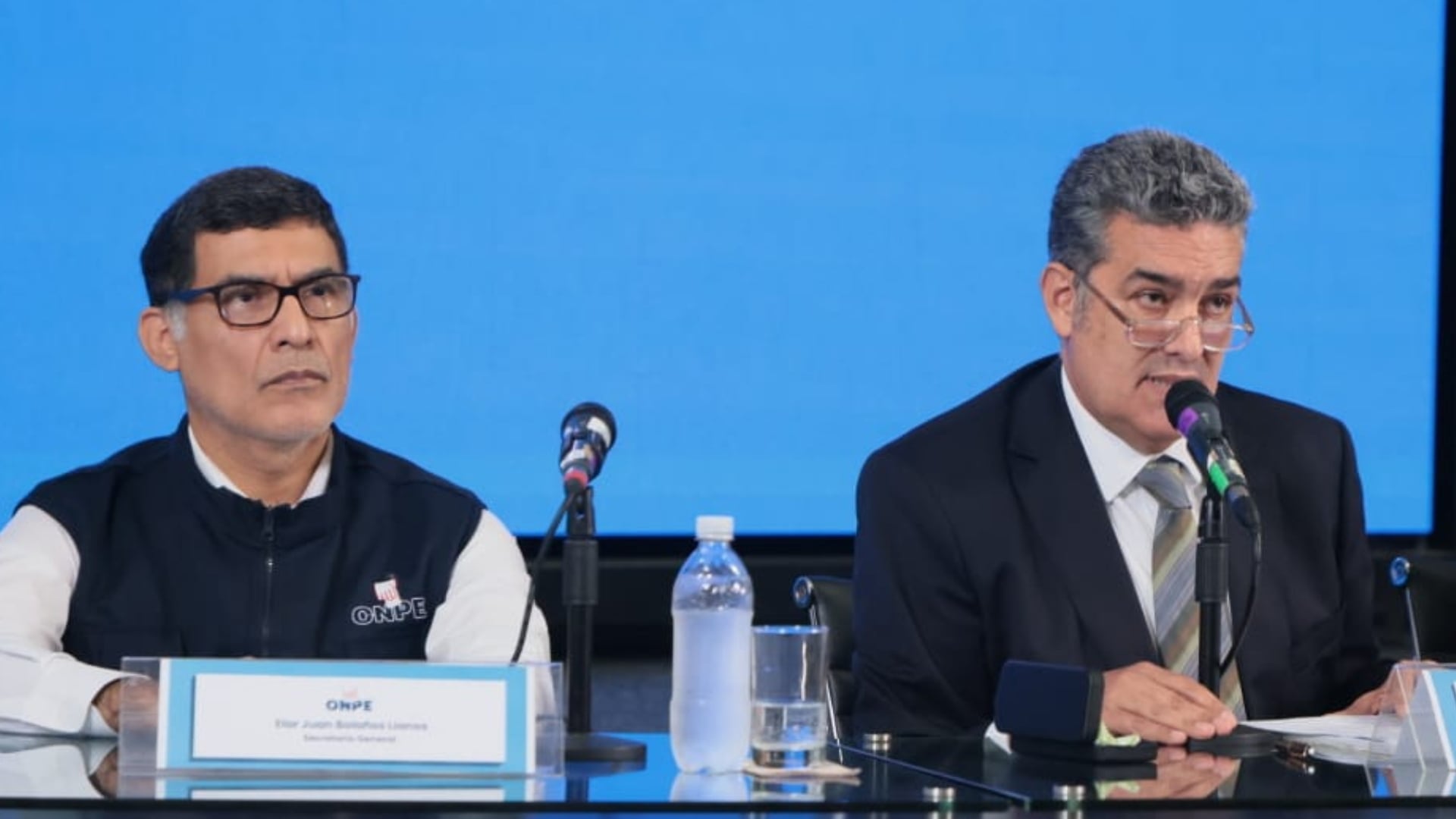 Elar Bolaños Llanos, exsecretario general de la ONPE, y Bernardo Pachas, jefe interino, intervienen en un acto de la institución electoral.