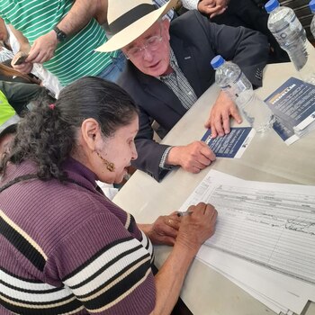 Álvaro Uribe recogió firmas en