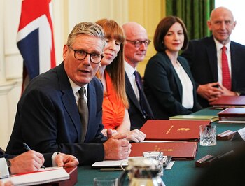 El Primer Ministro británico, Sir Keir Starmer, preside la primera reunión de su gabinete en el número 10 de Downing Street. (Chris Eades/REUTERS)