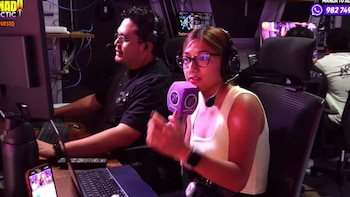 Jatziry, integrante del equipo de producción, pidió no exponer temas internos al aire y trató de retomar el programa. YouTube: La Manada.