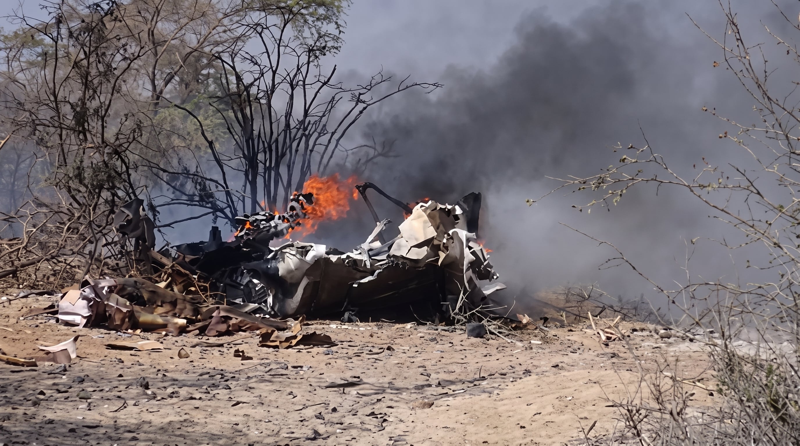 Restos calcinados de una avioneta de Aerodiana permanecen en el suelo agrícola de Pueblo Viejo, Nasca, Perú, tras el accidente que dejó 13 víctimas mortales.