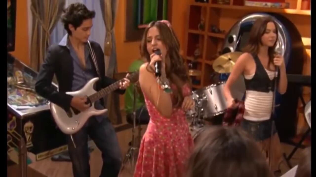 Captura pantalla:YT/LolaVEVO