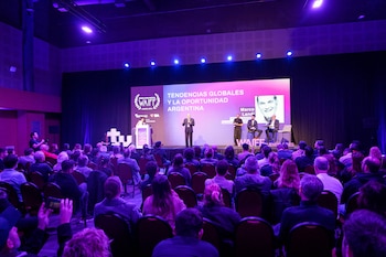 El expresidente de Apple Marco Landi expone ante el público durante el festival de cine de inteligencia artificial WAIFF en la ciudad de Buenos Aires.
