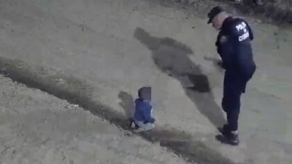 Video: encontraron a un bebé de un año gateando solo en plena madrugada