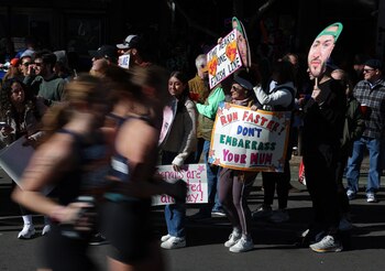 Los espectadores muestran pancartas y