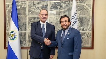 Félix Ulloa sostiene ante el