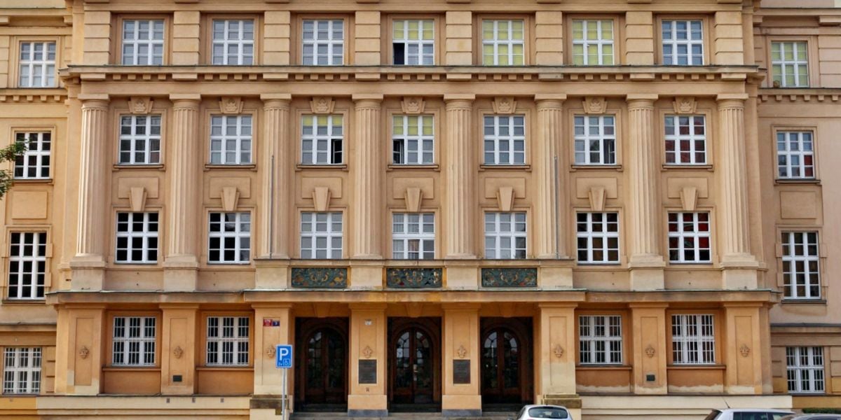 El diseño original de la Universidad Carolina integró cuatro facultades —teología, artes liberales, derecho y medicina— según el modelo medieval europeo (Wikipedia)