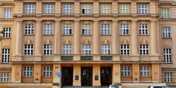 El diseño original de la Universidad Carolina integró cuatro facultades —teología, artes liberales, derecho y medicina— según el modelo medieval europeo (Wikipedia)