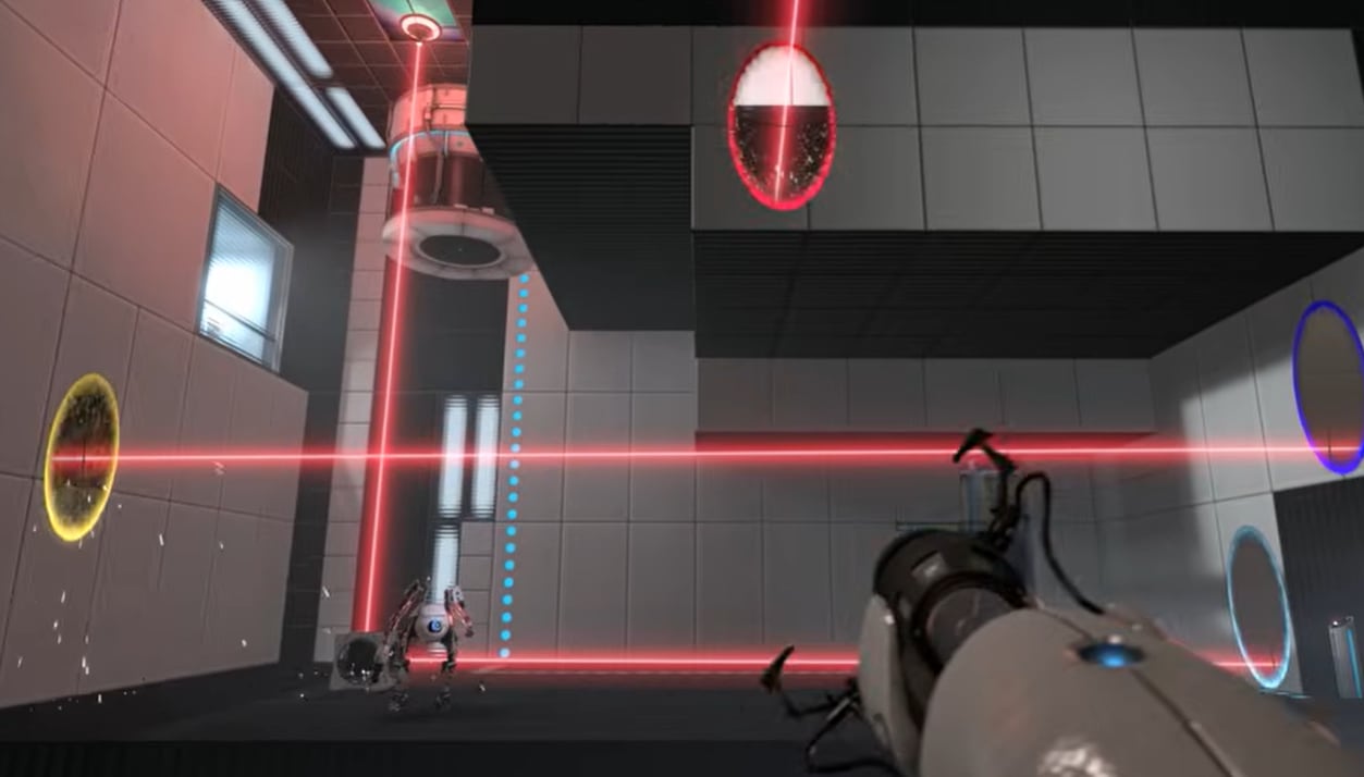 Escenario de juego Portal 2 con personaje, láser y portales activos.
(YouTube:@Valve)