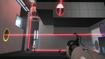 Vista en primera persona de un escenario de videojuego con un portal gun, un robot, dos portales, varios rayos láser rojos y paredes blancas