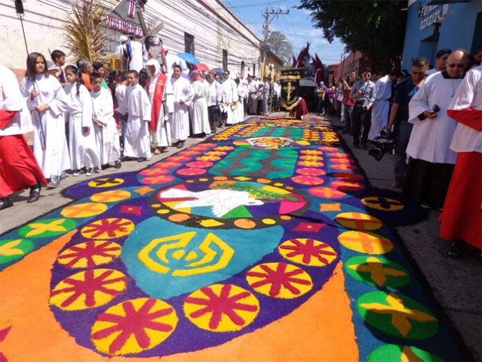 Las procesiones organizadas por la Iglesia Católica tienen su epicentro en la Catedral de la Inmaculada Concepción, patrimonio histórico y atractivo turístico central. (Foto: Cortesía)