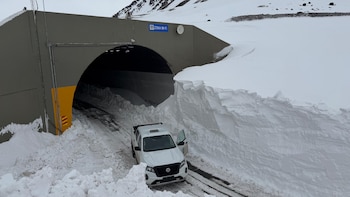 Miles de camiones siguen varados en la frontera con Chile y alertan por nuevas nevadas fuertes en la zona