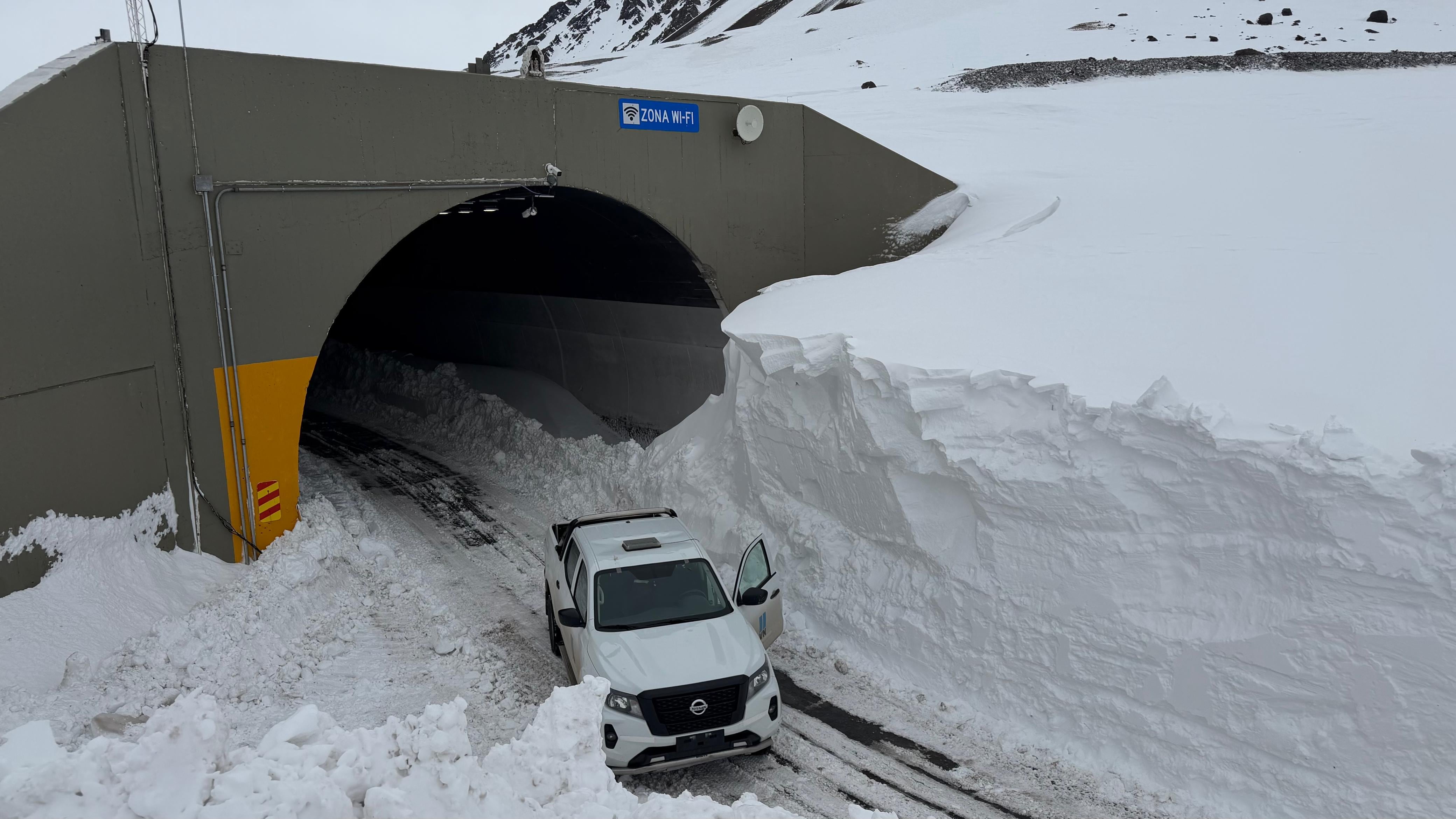 Los pasos fronterizos siguen cerrados por la acumulación de nieve