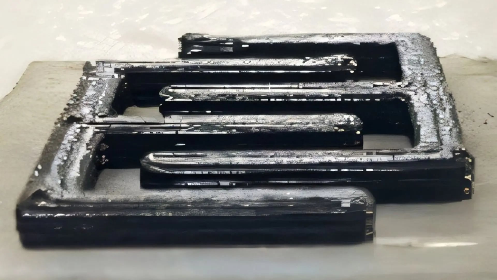 El supercondensador de cemento mantiene una resistencia a la compresión de 23 megapascales, equivalente a la del concreto estructural comercial. (ACS Nano 2026)