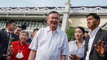 El ex primer ministro de Tailandia Thaksin Shinawatra es puesto en libertad tras ser indultado por el rey