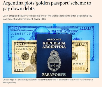 Pasaporte argentino azul oscuro con el escudo nacional sobre dos billetes de cien dólares estadounidenses, uno azul y otro amarillo, sobre fondo azul claro