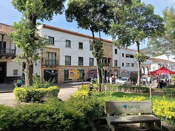 La instalación sin autorización de publicidad política de la campaña presidencial de Iván Cepeda en la Alcaldía de San Gil desató una controversia institucional en Santander - crédito Captura de Pantalla Facebook/Telesangil