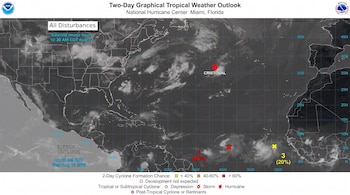 Mapa satelital del Atlántico y costas adyacentes con nubes, sistema Cristobal, perturbaciones tropicales, cuadrícula de latitud y longitud, logos de NOAA.
