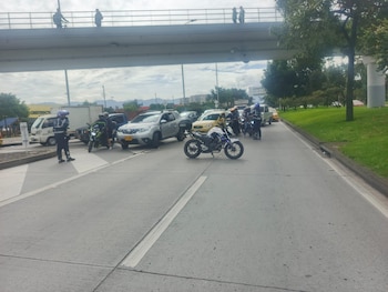 Afectaciones viales se presentan en la mañana del lunes 2 de febrero en inmediaciones del aeropuerto El Dorado - crédito @BogotaTransito/X