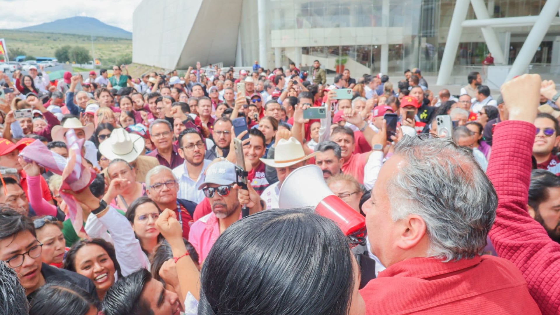 Santiago Nieto aprovecha evento de Sheinbaum para promocionarse como la “corcholata” de Morena en Querétaro. (X/@SNietoCastillo)
