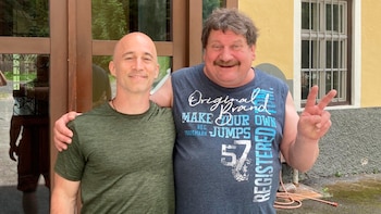 A la derecha, el científico