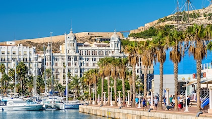 Las dos ciudades españolas que están entre los mejores destinos baratos para jubilados extranjeros: ocio, playas y vida asequible