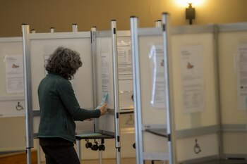 Wendy Fiering, voluntaria, alista uno de los centros de votación en Brattleboro, Vermont. (Kristopher Radder/The Brattleboro Reformer via AP)