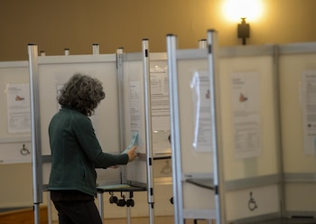 Una voluntaria cuelga un recordatorio