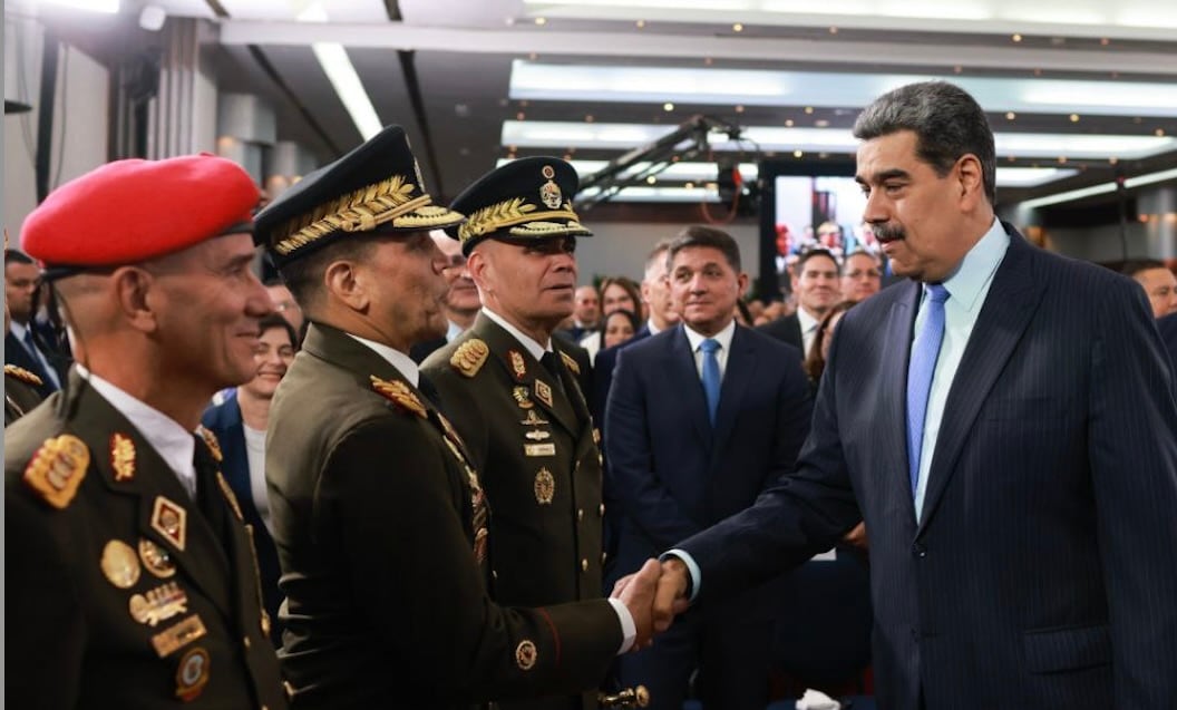 Nicolás Maduro con los generales Adelino Ornelas, Domingo Hernández Lárez, Vladimir Padrino y de civil Jorge Márquez. Todos están fuera de la Fuerza Armada.