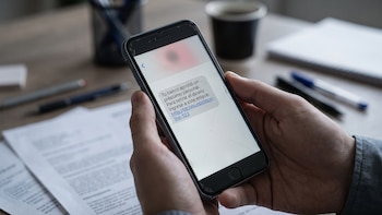 La peligrosa estafa por SMS que puede tomar el control de tu celular y vaciar tu cuenta bancaria