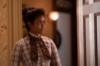 Peggy Scott (Denée Benton) representa
