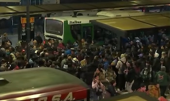 Largas filas para conseguir un colectivo en Constitución porque no funciona la línea C de subte