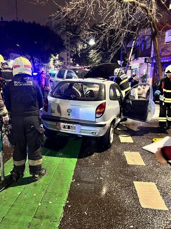 Circuló 10 cuadras de contramano por la bicisenda en Avenida Corrientes y chocó de frente a una camioneta