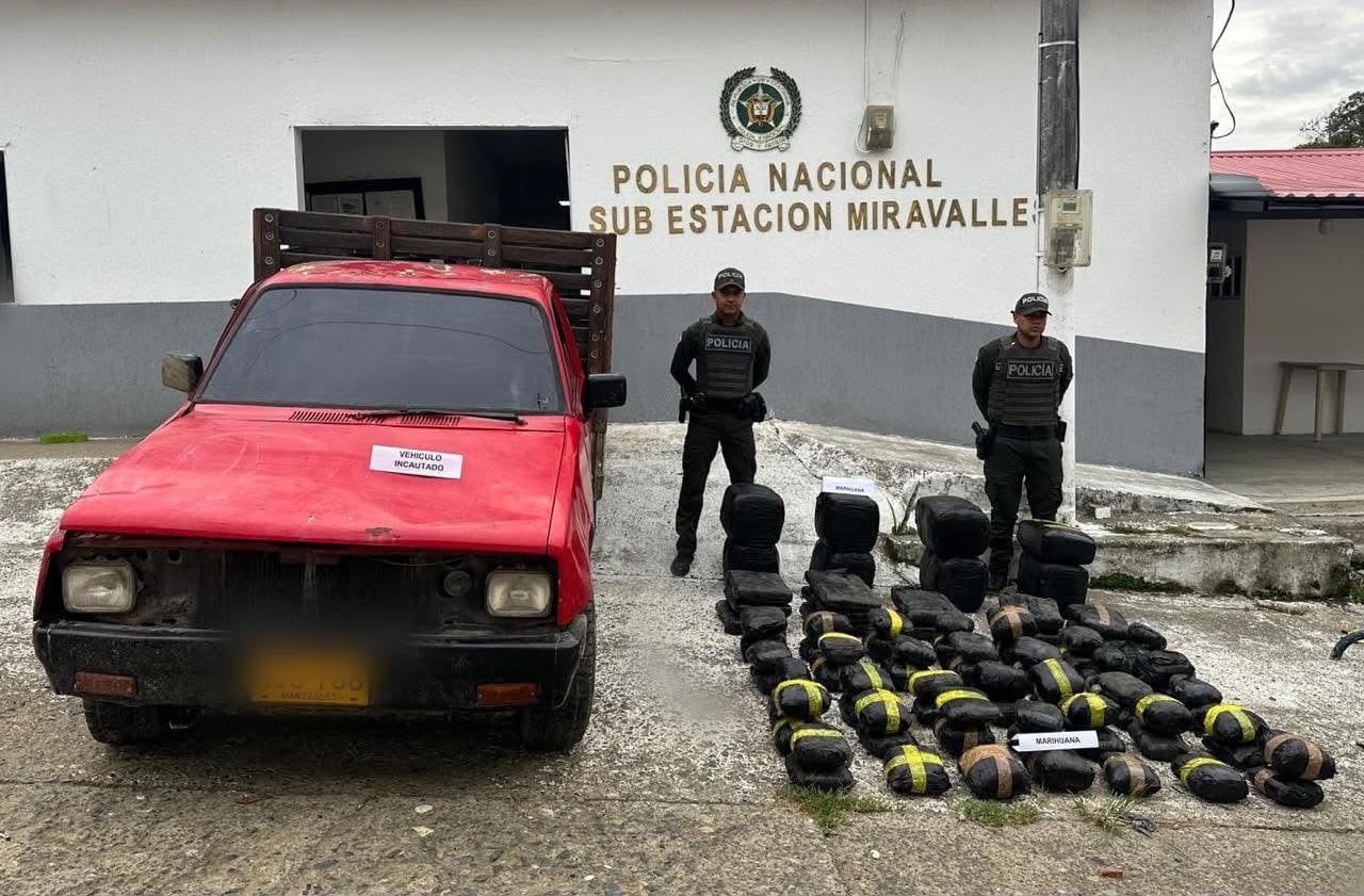 La Policía incautó 85 paquetes de marihuana durante la inspección de una camioneta volcada en zona rural de La Victoria. - crédito Policía del Valle del Cauca