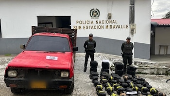Hallaron 180 kilos de marihuana en una caleta oculta en camioneta volcada en el Valle del Cauca