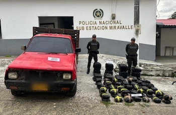La Policía incautó 85 paquetes de marihuana durante la inspección de una camioneta volcada en zona rural de La Victoria. - crédito Policía del Valle del Cauca