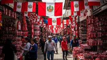 Fiestas Patrias 2026: banderas desde S/3 y escarapelas impulsan las ventas en Mesa Redonda por el inicio de la campaña de embanderamiento