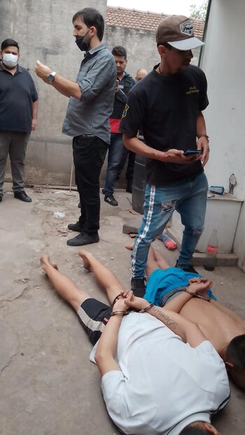 Los detenidos en el suelo