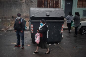 Personas usan tapabocas como prevención