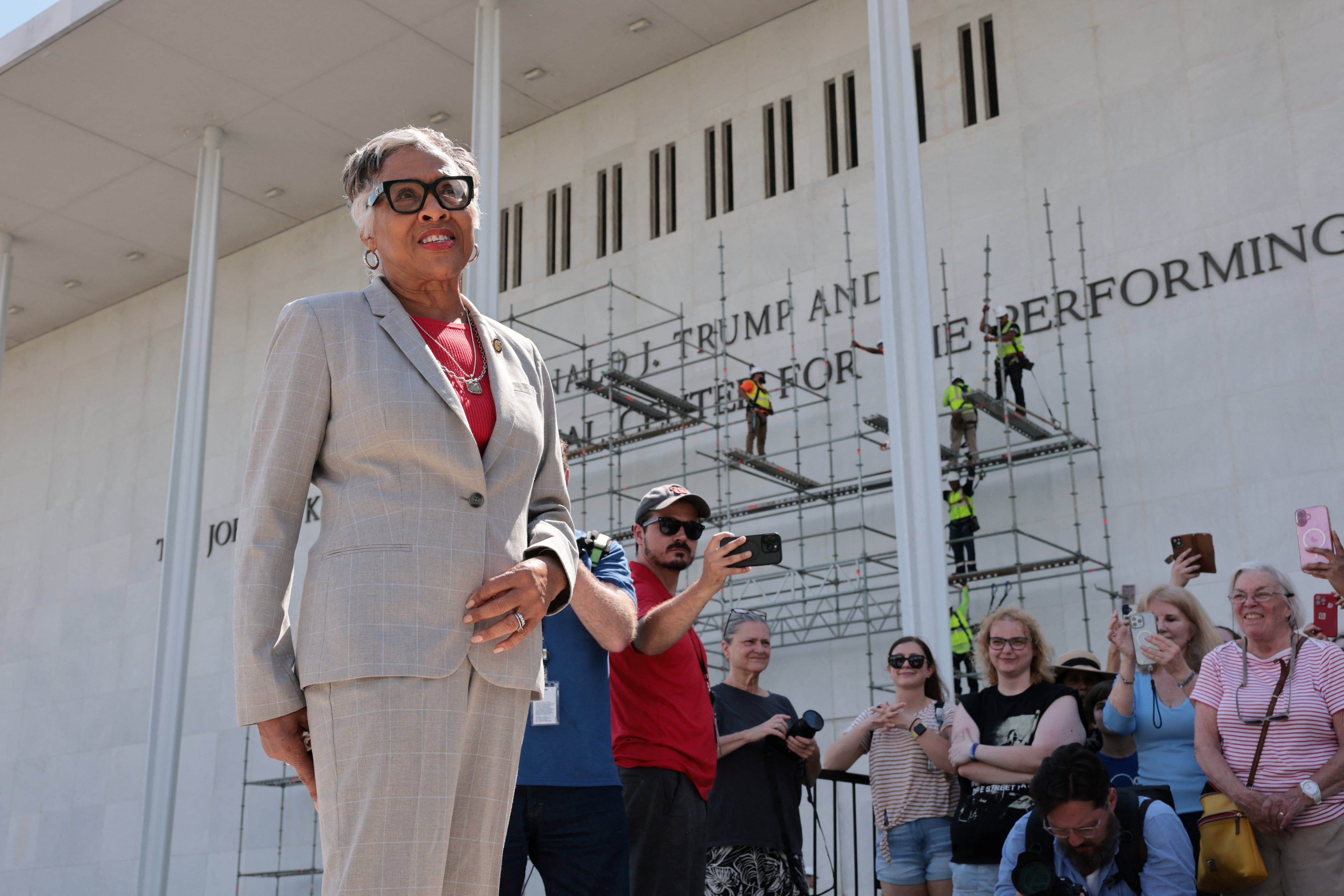 Los abogados de Joyce Beatty calificaron de infundada y desmedida la advertencia del Departamento de Justicia sobre la posible demolición del Kennedy Center. (REUTERS/Jonathan Ernst)
