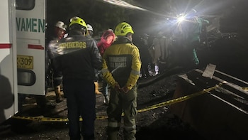 Seis mineros continúan atrapados a