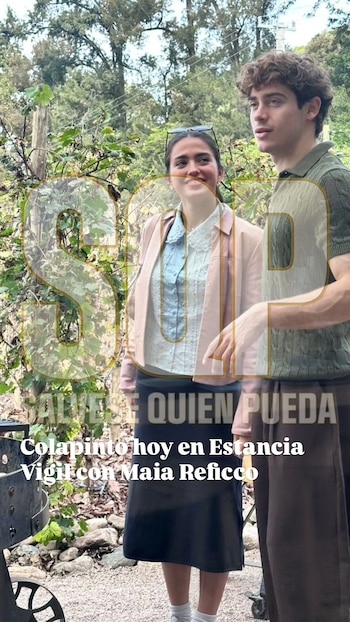 Franco Colapinto y Maia Reficco posan al aire libre. Ella sonríe, llevando gafas sobre su cabeza, una chaqueta rosa y blusa celeste. Él viste un polo verde